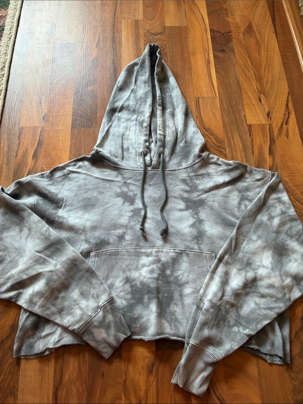 SO Cropped Tie-Dye Hoodie in Gray